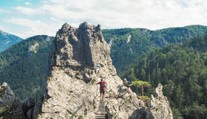 Kvůli smrti syna při horské túře hrozí Češce v Rakousku tři roky vězení