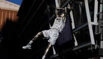 Pocta pro legendu Dallasu Mavericks. Před stadionem jí postavili sochu