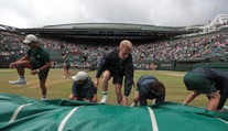 VIDEO: Parádní práce! Tak rychle se Wimbledon ukryje před deštěm
