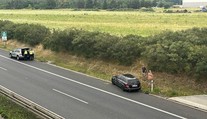 Havárie zablokovala D10. Řidič za volantem zkolaboval, přistával vrtulník