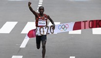 Fenomén Kipchoge stále vládne! Legendární vytrvalec vyhrál maraton