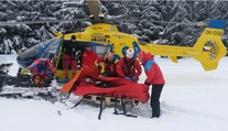 Muž při bobování vyletěl z uzavřené sjezdovky. Vážně si poranil páteř