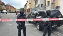 Střelba v pražské Hostivaři: Žena zemřela, podezřelý z vraždy je v kritickém stavu