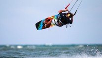 Poryv odhodil muže na kiteboardu do sloupu, na místě zemřel!