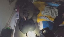 Schoval se za skříň. Muž podezřelý z prodeje pervitinu se policii ukrýt nedokázal