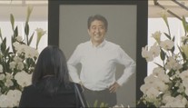 Japonci dali poslední sbohem expremiérovi Abemu. Zabil ho atentátník