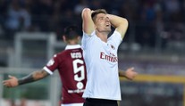 Krize AC Milán pokračuje. Další prohru umocnila i červená karta
