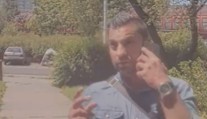 Neznáte ho? Tento muž měl okrást starší ženu přímo v jejím domě