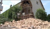 Část domu se zřítila kvůli špatné opravě! Muže i psa vytáhli z trosek
