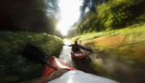 Šílenci v kajacích svištěli odvodňovacím kanálem 72km/h