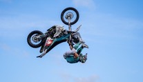 Podmol ukázal nový trik na motorce pro Dakar. Patami tleskl o navigační věž