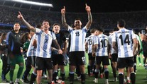 Argentina postoupila na MS, obhájce zesměšnil Brazílii. Vinícius provokoval