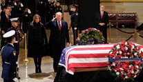 USA truchlí, Georgi Bushovi staršímu se přišel poklonit i Trump