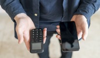 Varování pro lidi, kteří si nechávají v šuplíku starý telefon: Hrozí velké nebezpečí