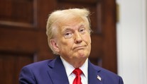 Trump sdílel bizarní video. Gazu ukazuje jako resort, kde polonahý popíjí drink