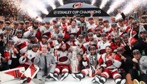 Carolina po 20 letech slaví Stanley Cup. Vegas s Hertlem vynulovala