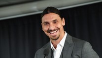 Stále to má v noze. Ibrahimovič se blýskl parádním fotbalovým kouskem v bazénu