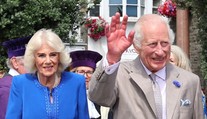 Král Karel má nový roztomilý šperk. Nejspíš ho dostal od princezny Charlotte