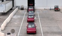 Rozpačitý start robotických taxíků Tesly. Už po pár dnech se kupí selhání