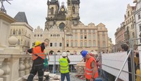 Na Staromáku se už tyčí mariánský sloup! Práce ale nabraly zpoždění