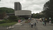 Karlovy Vary chtějí přejmenovat prostor před Thermalem. Hold má vzdát Bartoškovi