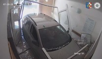 Řidiči se asi pomátli! S autem vjel do paneláku, další lovil vůz z řeky