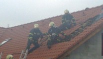 Muže z Prahy vyděsily černé fleky na střeše domu. Hasiči se nestačili divit