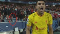 Fanoušci Benficy proti Liverpoolu řádili. Jeden hodil po Díazovi tyč