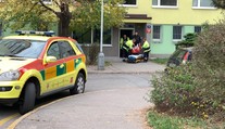 Ženu v Praze surově zmlátili v jejím bytě! Útočník je na útěku
