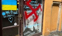 Šokující případ v Chebu: Na výloze se objevily hákové kříže, řeší to policie