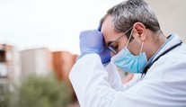 "Myslíte si, že jsme tu na dovolené?" Lékaři v cizině odmítají výzvu k návratu