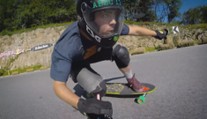 VÍKEND: Šílený sjezd na longboardu rychlostí 130 km/h