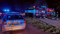 Bezdomovcům hořelo bydlení, jednoho zachránili z plamenů policisté