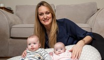 Rebecca otěhotněla během těhotenství, porodila superdvojčata