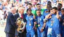 Trump juchal na fotbale rok po atentátu. Narušil oslavy Chelsea, hráči se divili