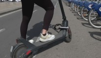 Španělsko zpřísní pravidla. Na koloběžce nově jen s helmou