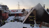 Muž v dílně rozlil benzín u kamen, po výbuchu ho odvážel vrtulník!