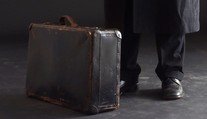 Ve skříni v Praze našli starý kufr. Ukrýval poklad milionové hodnoty 