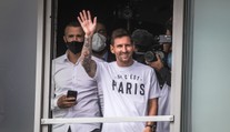 Tisíce lidí vítaly v Paříži Messiho, v Barceloně sundali jeho podobiznu