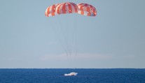 Konec historické mise: Astronauti zvládli nejriskantnější část cesty a jsou zpět