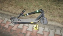 Žena na elektrokoloběžce najela do výmolu. Je vážně zraněná