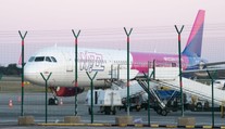VIDEO: Dramatické přistání v Praze. Airbus zavadil o ranvej, zádí drhl o dráhu