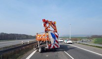 Silničářům jde v práci o život! Za jediný den jejich auta třikrát srazili