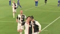 Co to bylo? Svět řeší polibek Ronalda s Dybalou! Ale jak je to doopravdy?