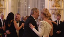 Prezident tančil s Babišovou Monikou, hnusné útoky naštvaly Mynářovu Alex