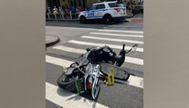 Šílenec jezdil po New Yorku na skútru a náhodně střílel po lidech