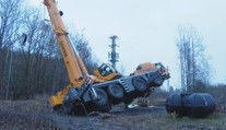 Velký jeřáb se převrhl a strhl elektrické vedení. Obec byla hodiny bez proudu