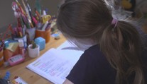 Děti se vrací do lavic. Školy ale do poslední chvíle neví, kolik budou mít žáků