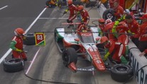 VIDEO: Šílený moment v IndyCar. Závodník v boxech srazil čtyři mechaniky