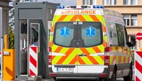 Řidič v Jablonci při couvání srazil seniorku, poté ji ještě přejel